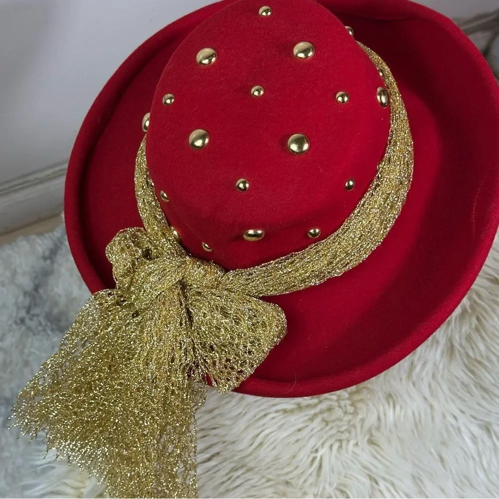 Elegant Foeskin wool Red Hat with Gold Accents